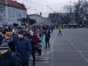 Stovky lidé ve čtvrtek v Brně protestovaly proti popírání romského holokaustu