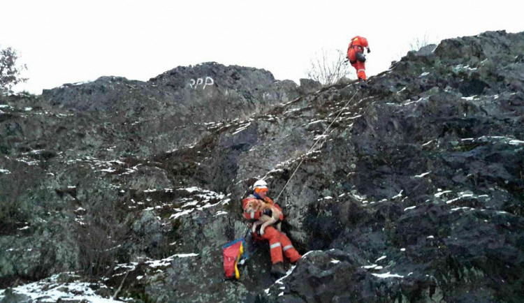 FOTO: Hasiči zachránili pejska uvízlého na skále
