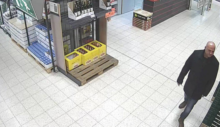 FOTO: Poznáte tohoto zloděje? Krade kabelky a peněženky v obchodech na Brněnsku