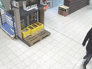 FOTO: Poznáte tohoto zloděje? Krade kabelky a peněženky v obchodech na Brněnsku