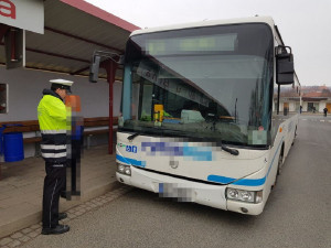 Policisté kontrolovali řidiče autobusů na jižní Moravě. Jeden řídil opilý