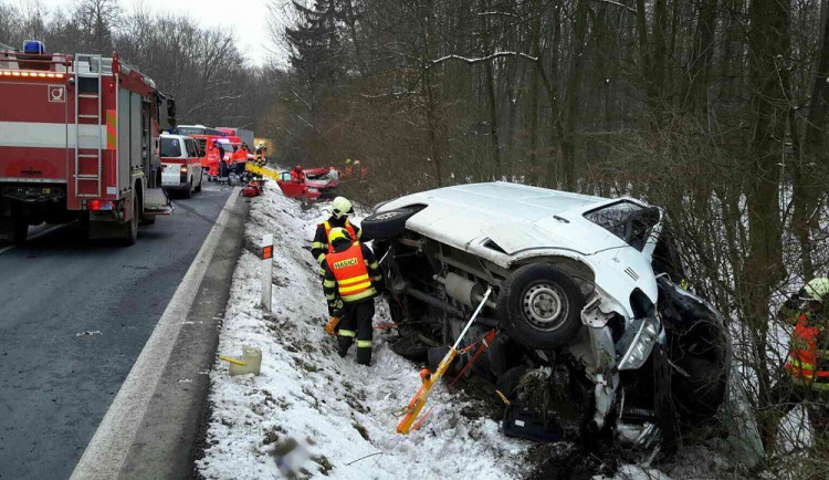 Po nehodě auta s dodávkou museli hasiči jednoho člověka vyprošťovat