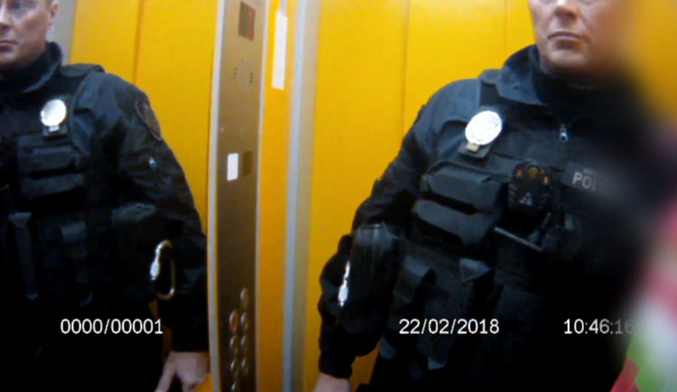 VIDEO: Dvouletý chlapeček zamkl matku na balkóně a šel si hrát