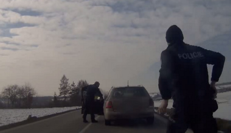 VIDEO: Pervitinem sjetý řidič ujížděl v nebezpečné honičce policistům