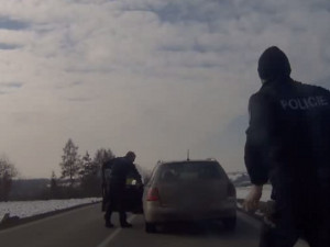 VIDEO: Pervitinem sjetý řidič ujížděl v nebezpečné honičce policistům