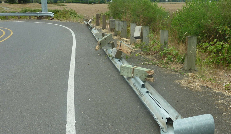 Zloději kradli na jižní Moravě svodidla. Odmontovali je i z mostu