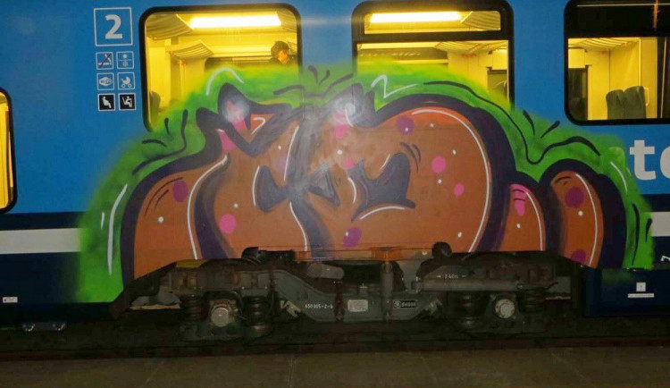 FOTO: Vandal se vyřádil na odstaveném vlaku v Rájci-Jestřebí