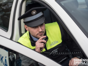 Namol opilý Bulhar zdemoloval auto brněnské městské policie