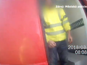 VIDEO: Muž se zabouchl do mrazícího vozu. Zůstal tam uvězněný přes hodinu a půl