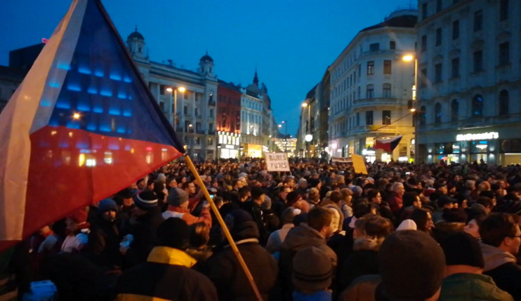 VIDEO: Zhruba dva tisíce lidí dnes na Svoboďáku demonstrovalo proti současné politické situaci