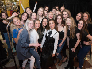 Účastnice castingu s českou Miss Michaelou Habáňovou