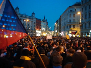 VIDEO: Zhruba dva tisíce lidí dnes na Svoboďáku demonstrovalo proti současné politické situaci