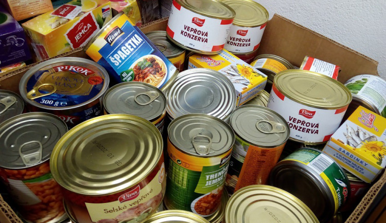Zaměstnanci magistrátu uspořádali sbírku pro chudé, vybrali půl tuny potravin