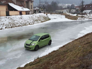 FOTO: Malá škodovka se projela po zamrzlé řece, vytáhnout ji museli hasiči