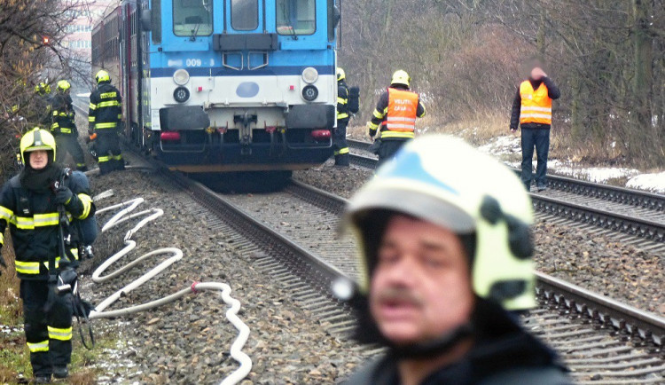 FOTO: V Brně hořel vagón osobního vlaku