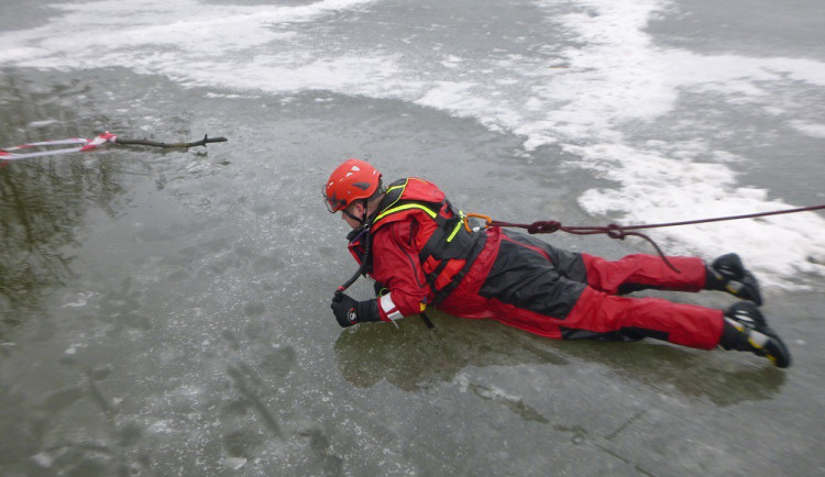 Pod pejskem se propadl led, hasiči mu resuscitací zachránili život