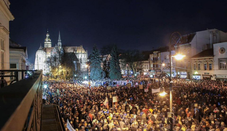 VIDEO: Na Slovensku v pátek demonstrovalo nejvíce lidí od revoluce. Stovky lidí se sešly i v Brně