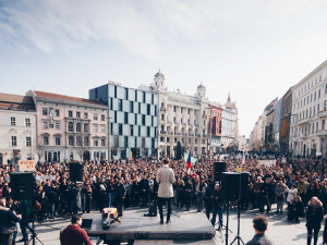 FOTOGALERIE: Přes tisíc studentů v Brně vyšlo na Svoboďák protestovat proti vládě