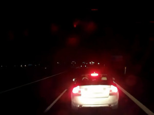 VIDEO: Řidič osobáku chtěl na dálnici vybrzdit kamion, ten mu skončil až v kufru