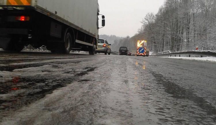 Silnice na jižní Moravě mohou namrzat, silničáři nabádají k opatrnosti