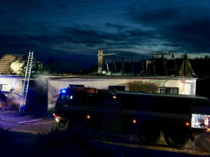 Na Znojemsku v noci hořel rodinný dům, tři lidi odvezla záchranka