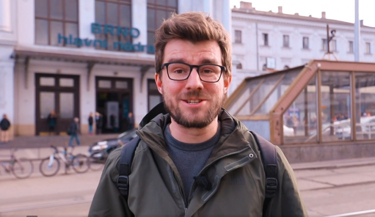 Známý novinář Janek Rubeš hledal pozitiva na brněnském hlavním nádraží. Našel hlavně špínu