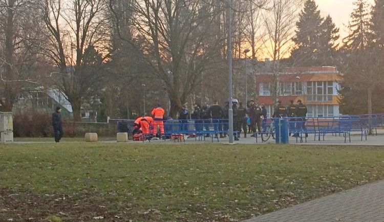 Záchranáři a policisté u oběti na náměstí Svornosti