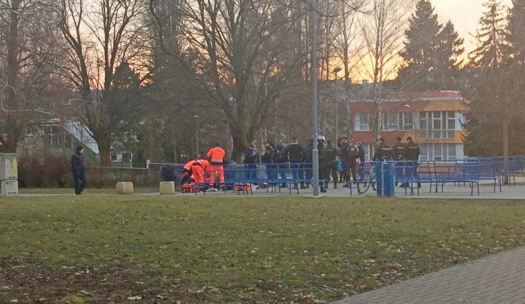 Záchranáři a policisté u oběti na náměstí Svornosti