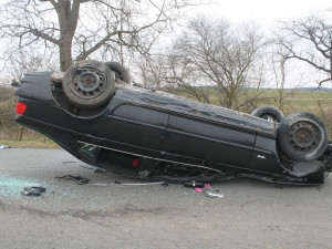 FOTO: Mladí řidiči poslali svá rychlá auta přes 'boudu', zranili přitom sebe i posádku auta