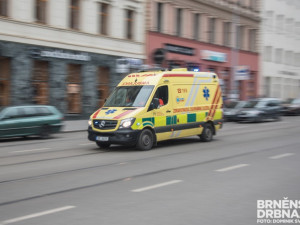 Auto srazilo na Olomoucké v Brně chodce, muž na místě zemřel