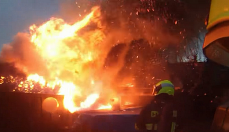 VIDEO: V kůži brněnského hasiče. Podívejte se na likvidování požáru z pohledu velitele zásahu