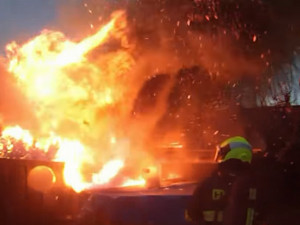 VIDEO: V kůži brněnského hasiče. Podívejte se na likvidování požáru z pohledu velitele zásahu