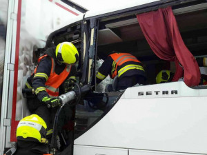 Na D1 se ve středu srazily dva kamiony a autobus. Jeden z řidičů zůstal zaklíněný v kabině