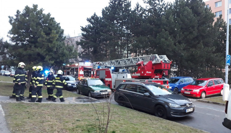 V Brně hořel panelák, čtyři lidé skončili v nemocnici