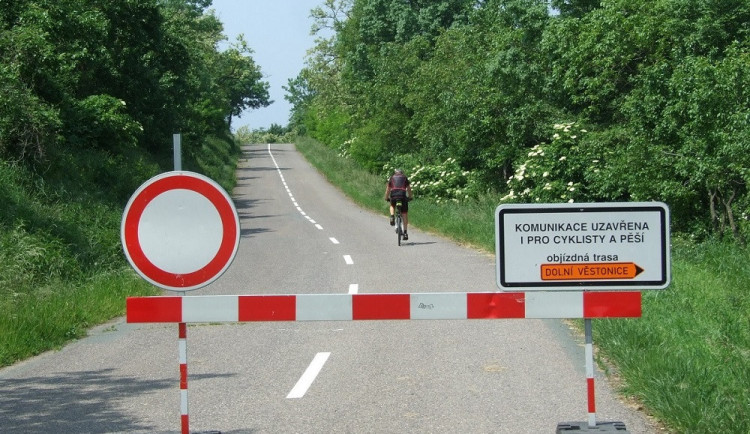 Silnice mezi Věstonicemi a Pavlovem