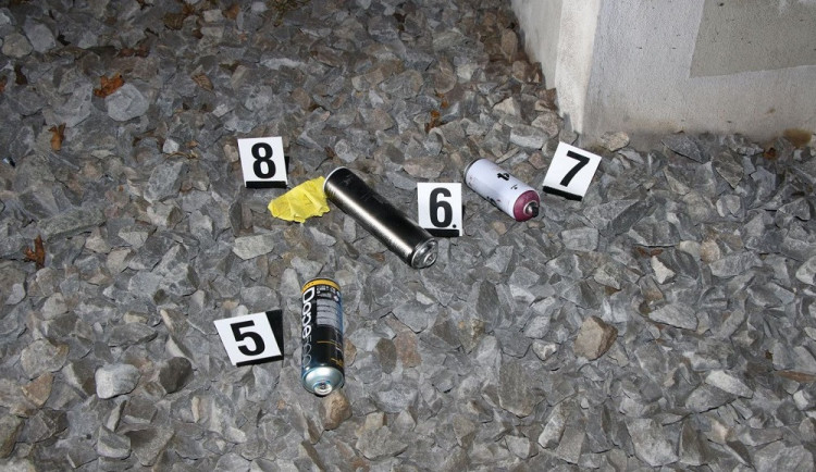 Sprejer maloval na zeď tunelu, při útěku před policisty spadl z náspu na koleje