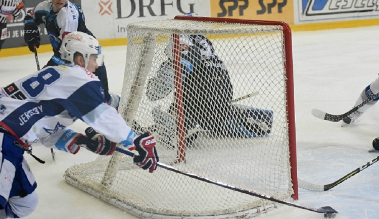 Martin Nečas nahrává Hynku Zohornovi na gól