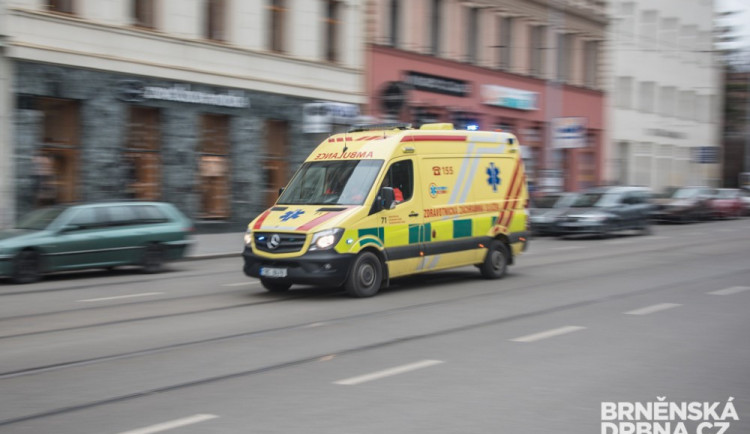 Na Poříčí v Brně se v noci srazila auta a smetla i dva chodce, tři lidé skončili v nemocnici