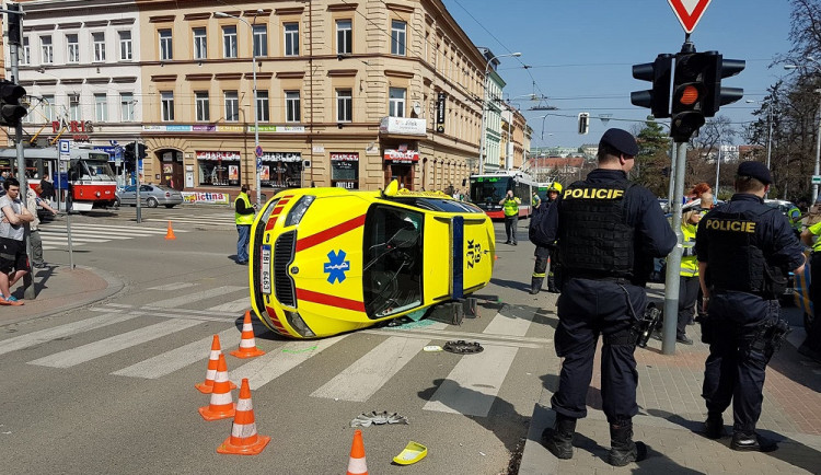 VIDEO: V Brně se u Lužánek srazil osobák se záchrannou službou, tři lidé se zranili