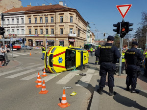 VIDEO: V Brně se u Lužánek srazil osobák se záchrannou službou, tři lidé se zranili