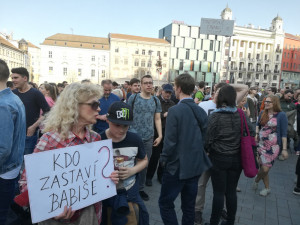 Lidé si na náměstí Svobody přinesli i transparenty