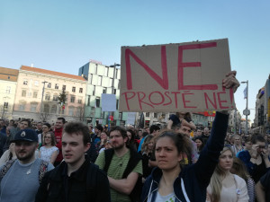 Lidé si na náměstí Svobody přinesli i transparenty