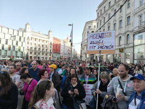 Lidé si na náměstí Svobody přinesli i transparenty