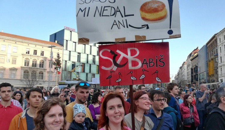 Lidé si na náměstí Svobody přinesli i transparenty