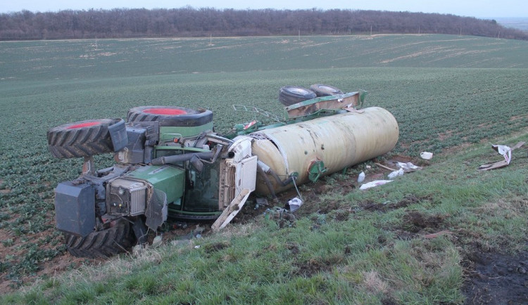 FOTO: Mladý řidič převrátil pod kopcem traktor i s cisternou, pád ho vymrštil z kabiny na silnici