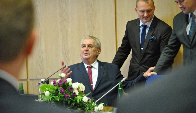Prezident Zeman vycouval z žaloby na brněnského radního Bartíka