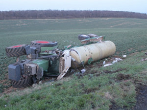 FOTO: Mladý řidič převrátil pod kopcem traktor i s cisternou, pád ho vymrštil z kabiny na silnici