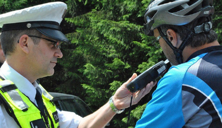 Na jižní Moravě se vybourali dva namol opilí cyklisté, nadýchali okolo dvě a půl promile