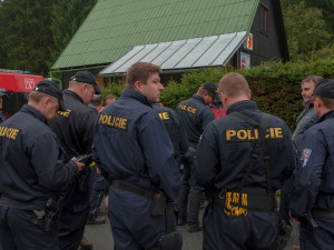 Ztracenou seniorku u Macochy hledalo téměř sedmdesát lidí, naštěstí se našla