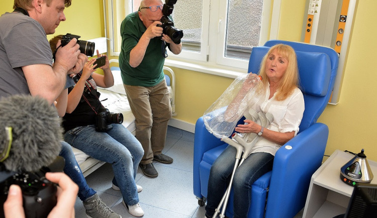 Pacientka inhaluje léčebné konopí z vaporizéru